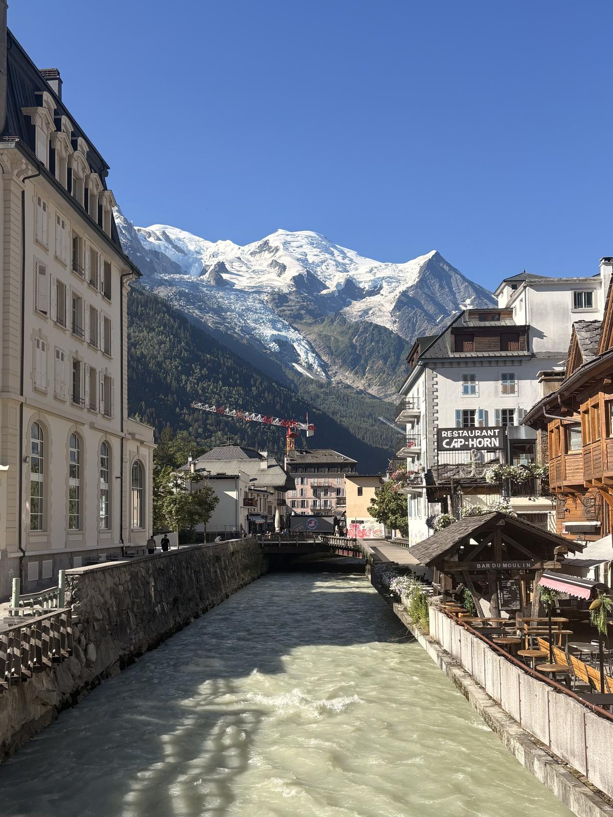 L'Arve traversant Chamonix, le Mont-Blanc en arrière-plan