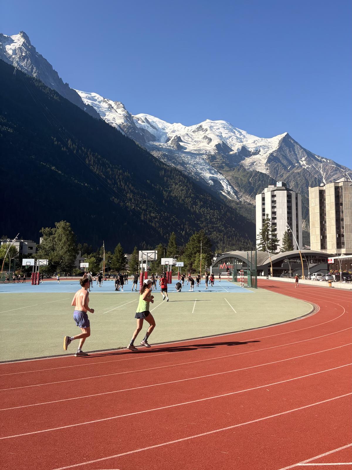 La piste d'athlétisme de Chamonix, le Mont-Blanc en arrière-plan
