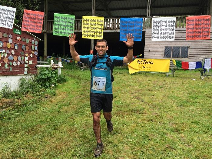Adrien Prechais vainqueur du Hash Orient Trail 2016, devant le manège aux drapeaux de prière
