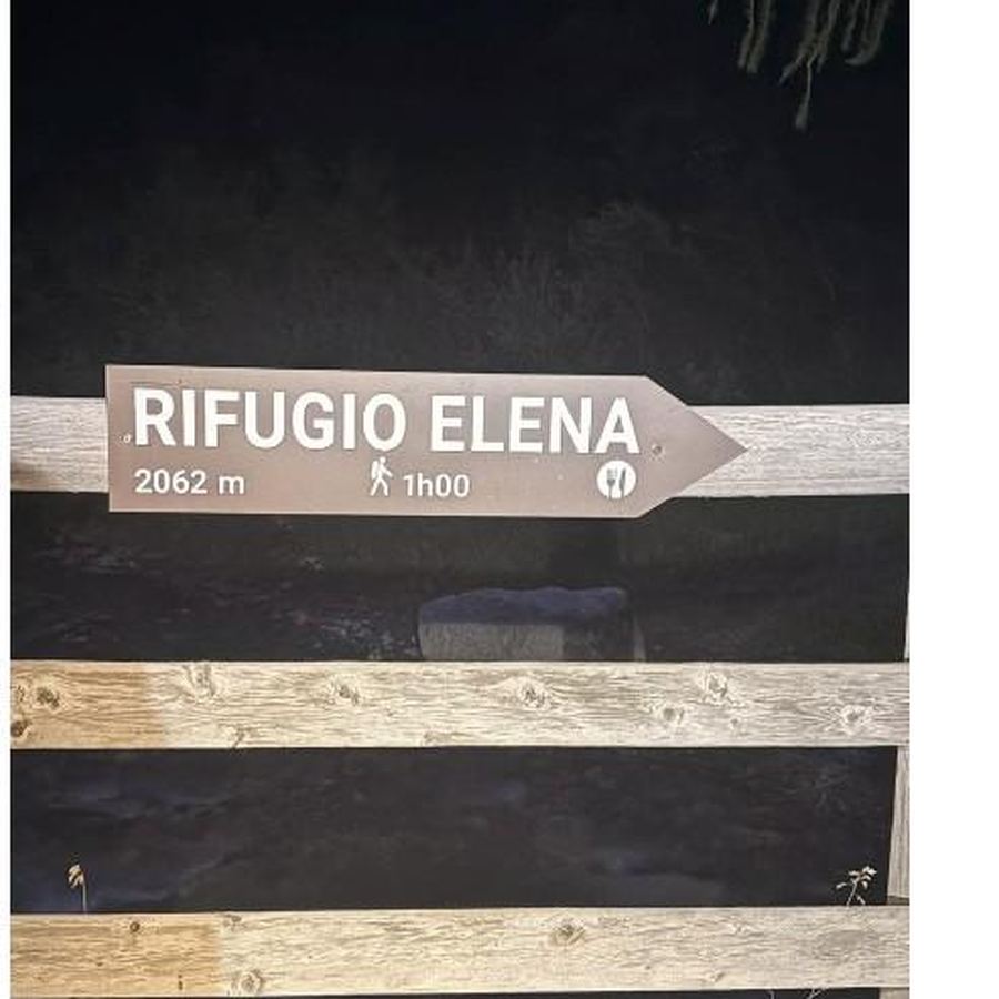 Panneau du Rifugio Elena, 2062 m, de nuit