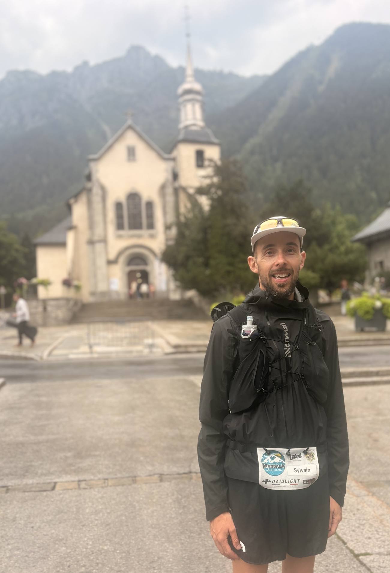 Devant l'église de Chamonix, à l'arrivée
