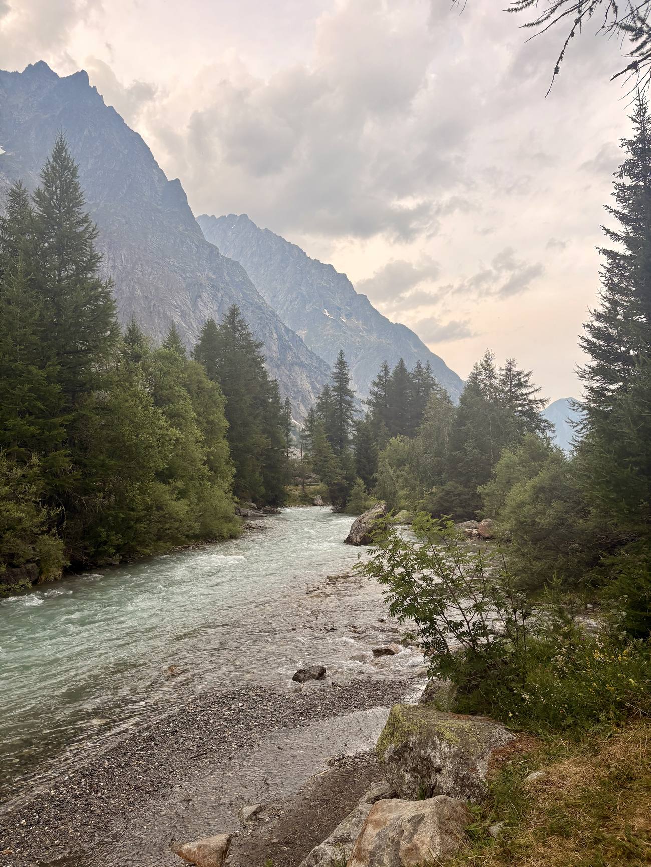 Le Val Ferret vers Arnouva, au bord de l'eau